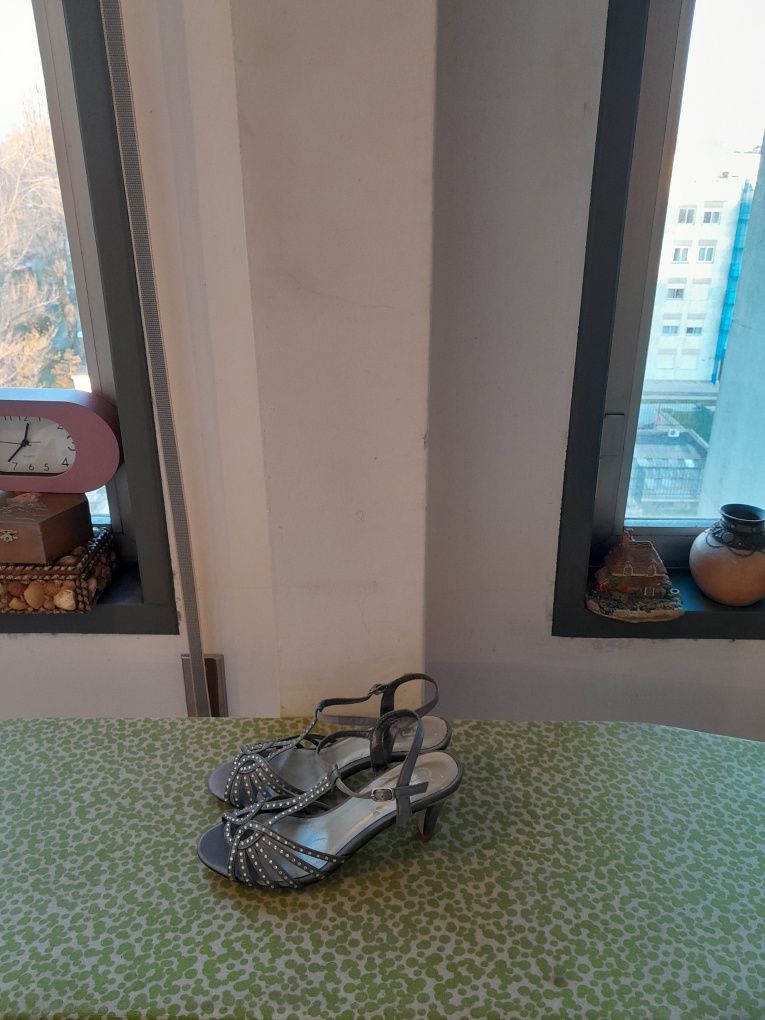 Vendo Sandálias de Senhora MANUEL ALVES muito bonitas como novas
