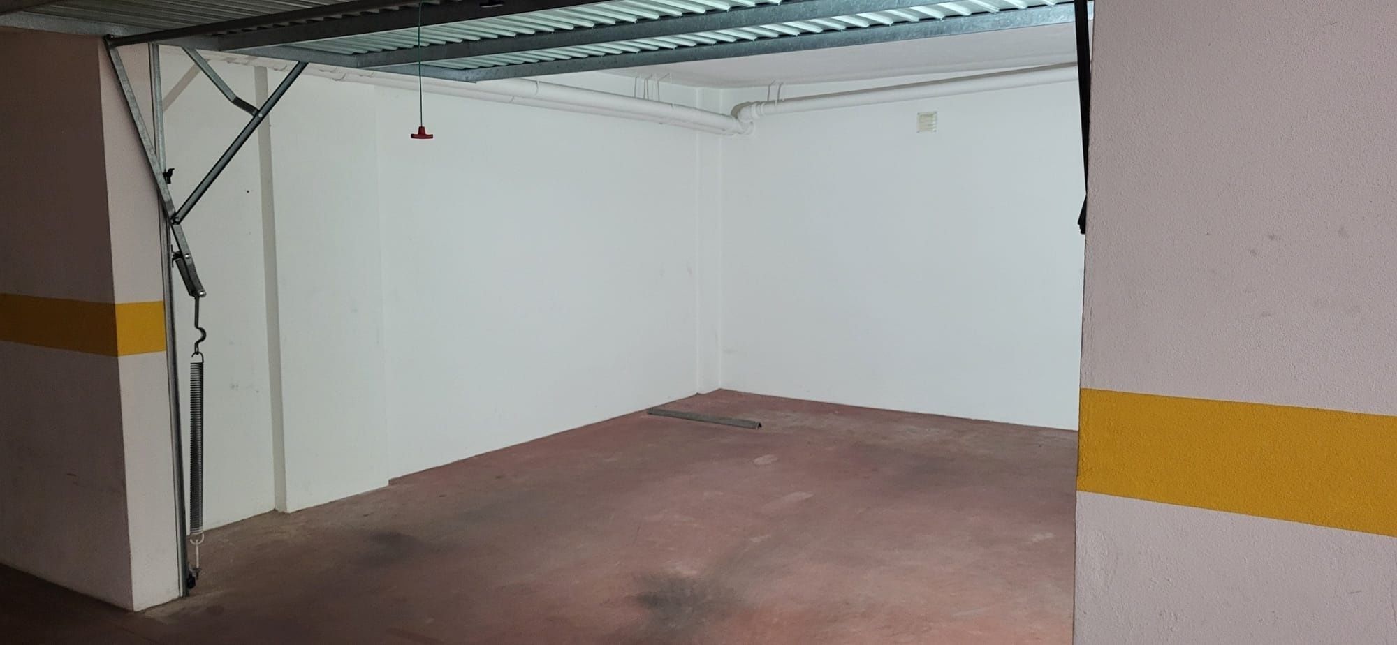 Aluga-se  GARAGEM