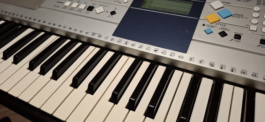 Keyboard YAMAHA PSR E323, że stojakiem, oparciem na nuty i ładowarką,