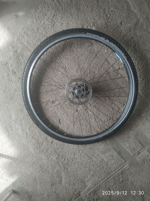 Переднє колесо на 28 з динамовтулкою Shimano і ротором  і покришкою