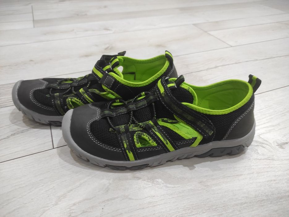 Zabudowane sandały uniwersalne Pepperts