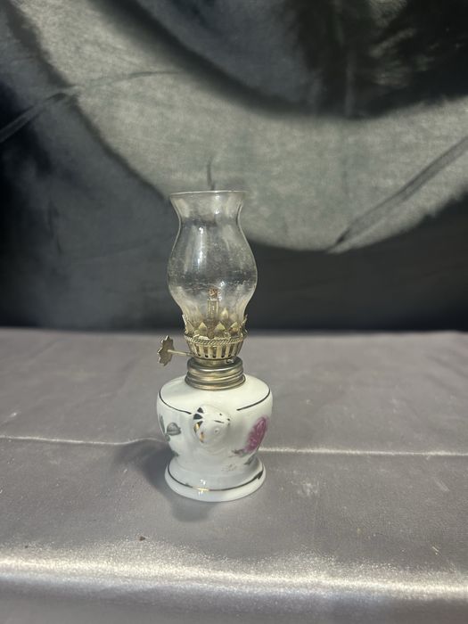 Lampa naftowa – Biała z różanym motywem i złotymi zdobieniami