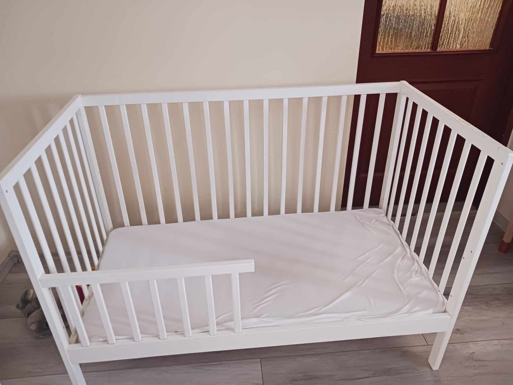 Łóżeczko niemowlęce białe rozmiar 120x60 z materacem.
