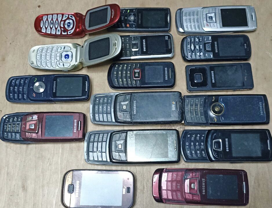 Коллекция из 16 мобіл.тлф. SAMSUNG разных моделей.