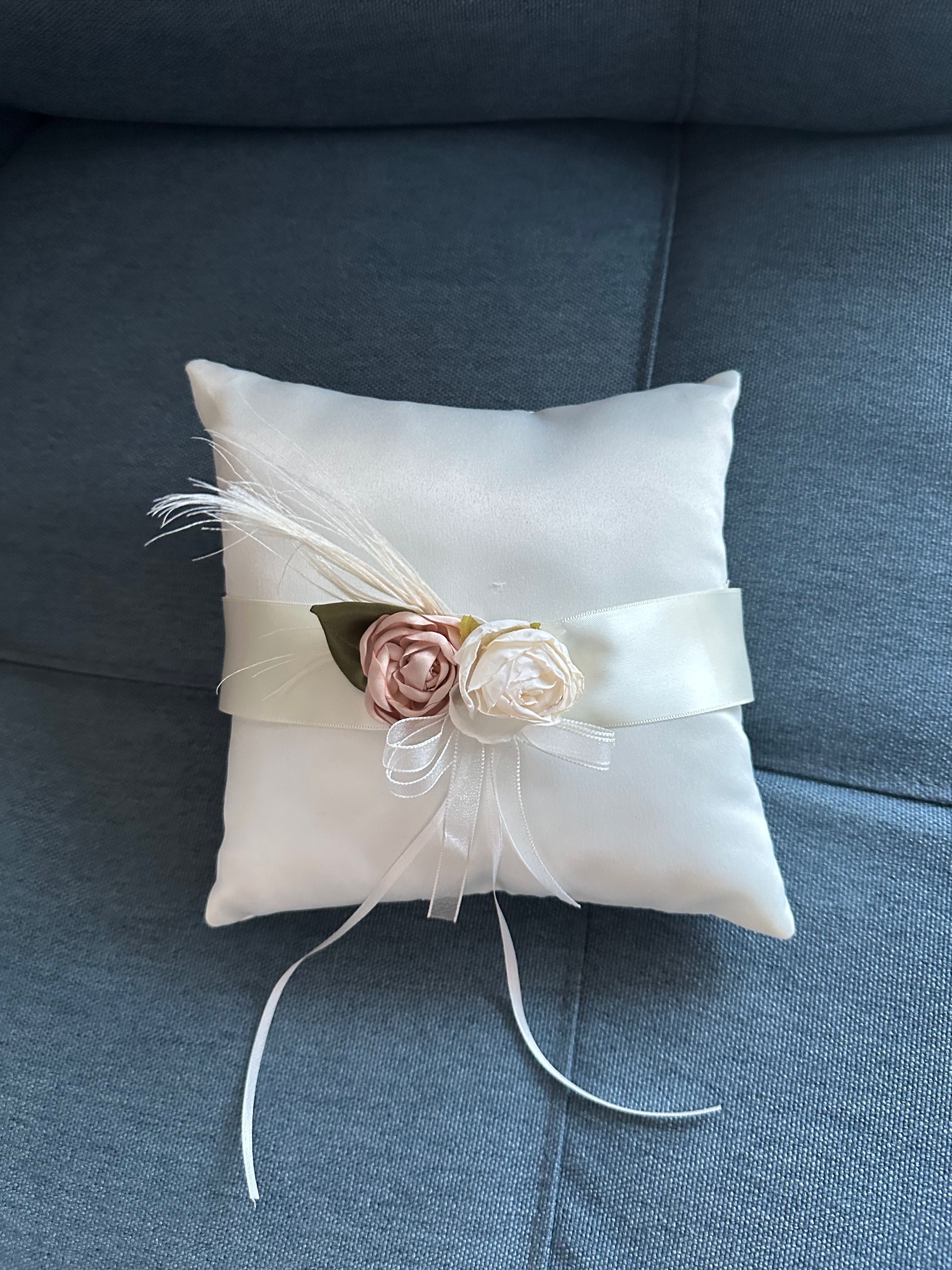 Poduszka pod obrączki biała elegancka na ślub