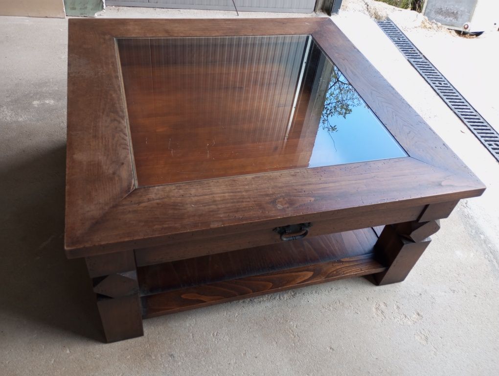 Mesa de centro de sala com gaveta espositor com tampo de vidro