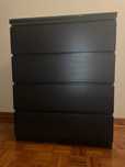 Cómoda preta Ikea 4 gavetas com vidro