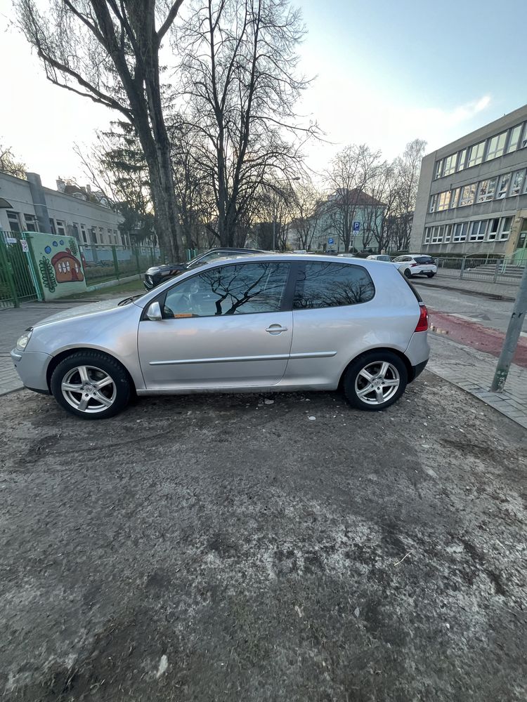 Sprzedam Golf 5 1.9 tdi DOINWESTOWANY