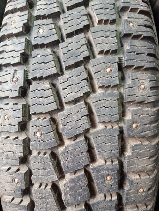 Комплект шин 225/75-15 на дисках 6*139.7-15