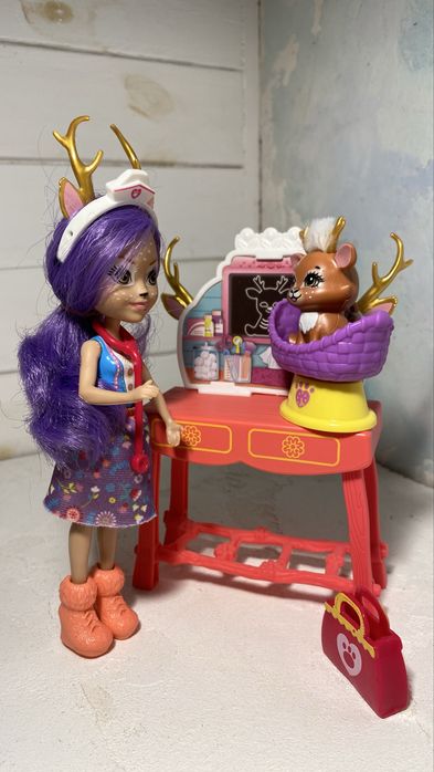 Набір Enchantimals Ветеринарна клініка і лялька Олень Данесса