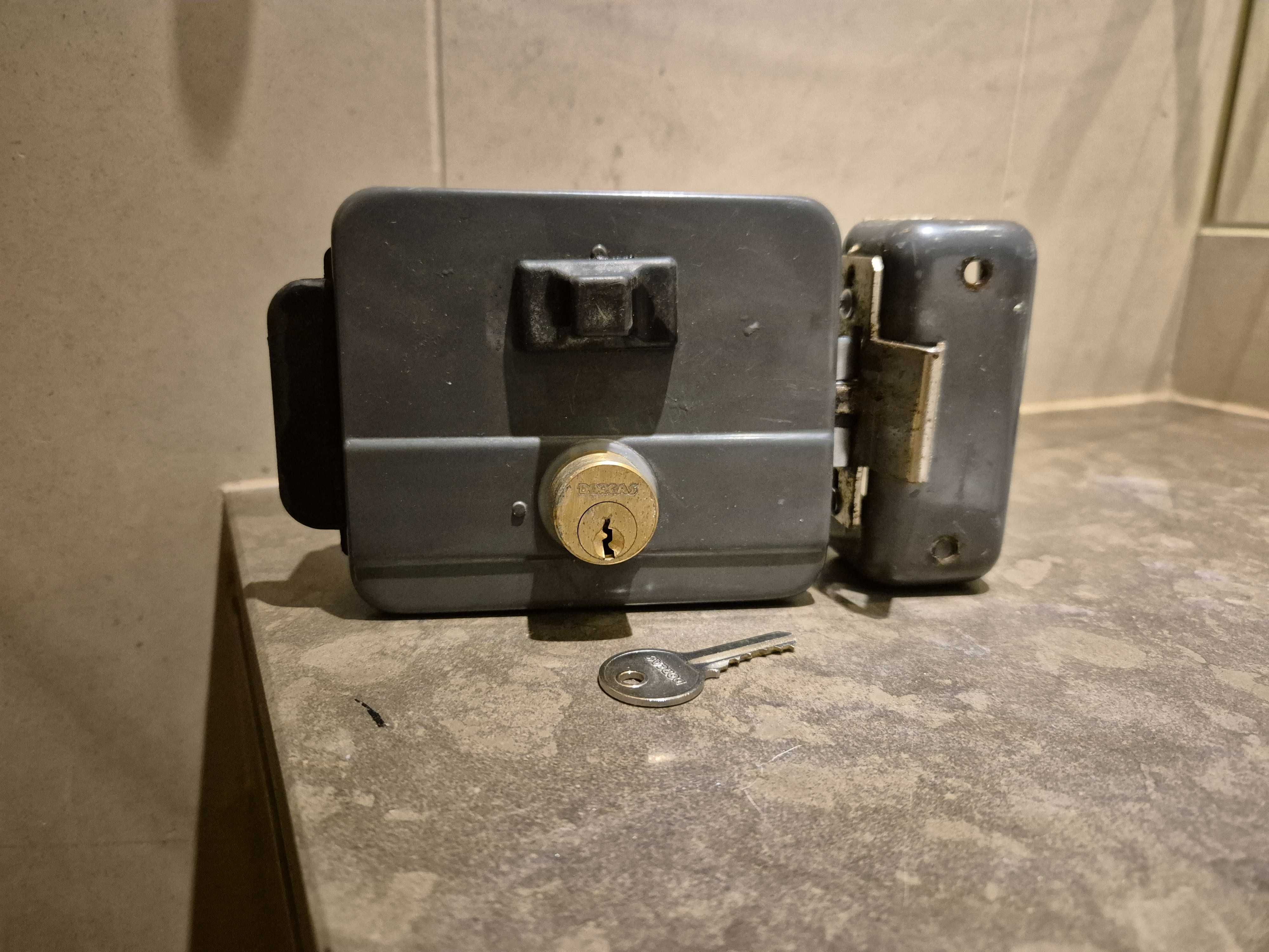 Fechadura trinco electrico Dorcas para porta de prédio MOD.D96P.BC