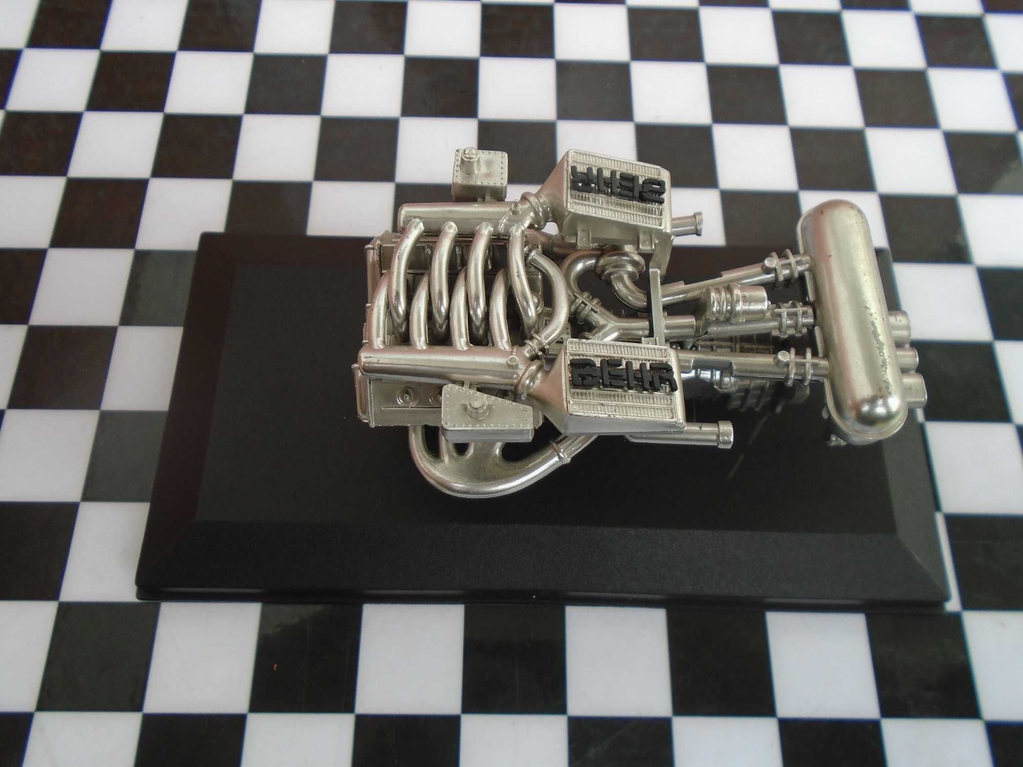 FERRARI F40 Silnik V8 1:18 Model