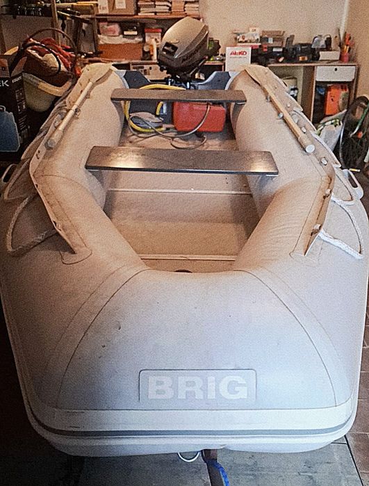 Човен Brig з двигуном