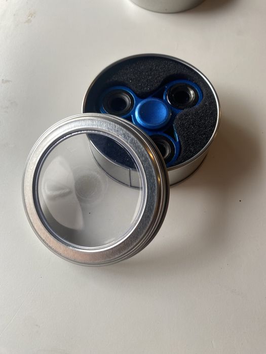 Spinery w metalowych pudelkach