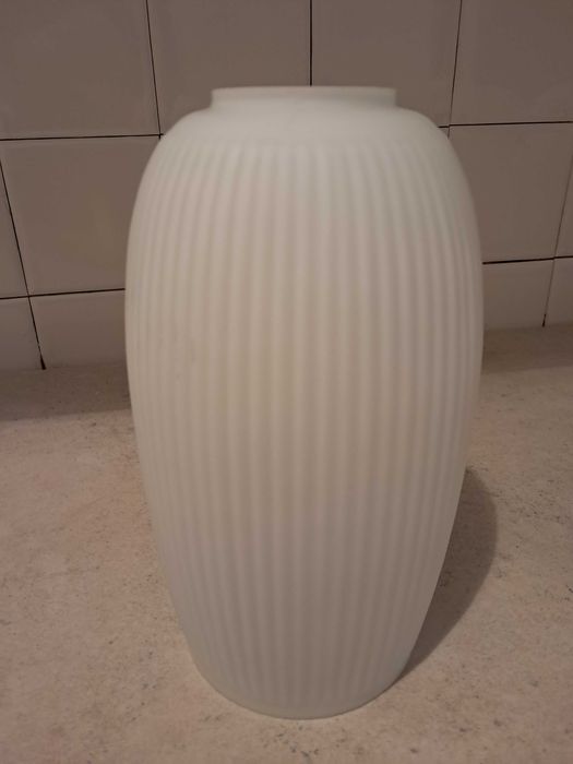 Klosz szklany do lampy biały, prążkowany, do sprzedania
