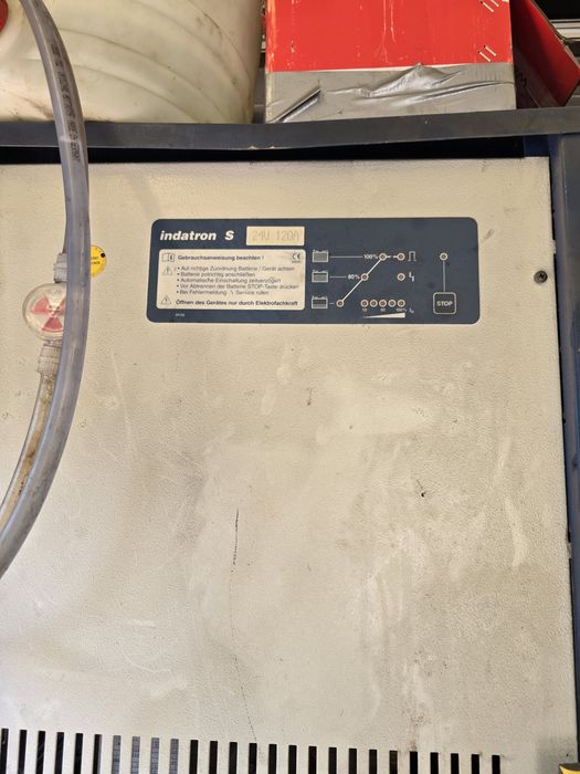 Wozek widlowy elektryczny