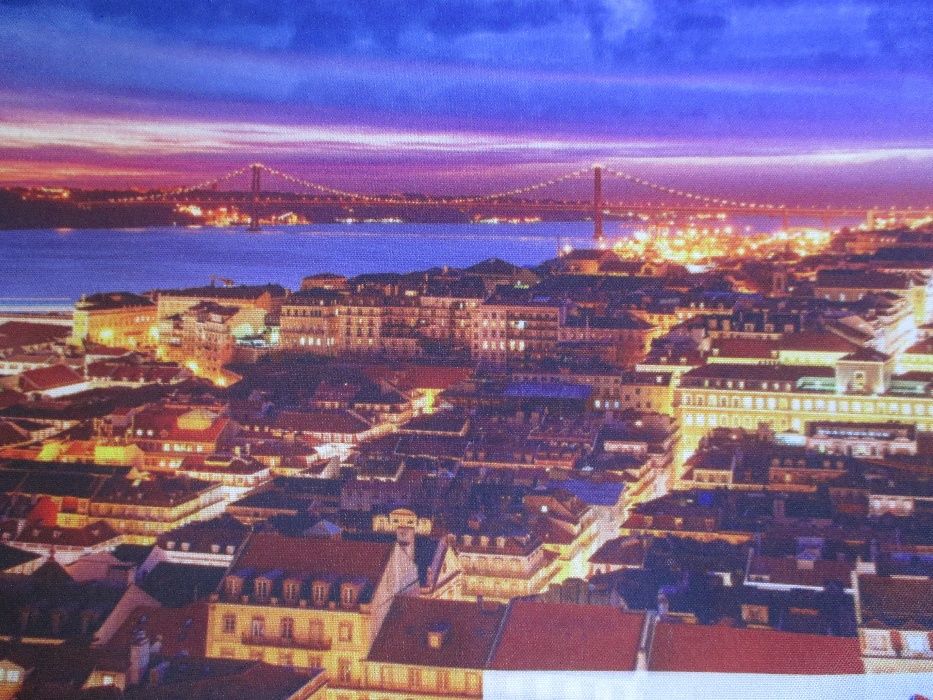 Pastas/Malas à tiracolo pretas, uma delas c/imagem magnífica de Lisboa