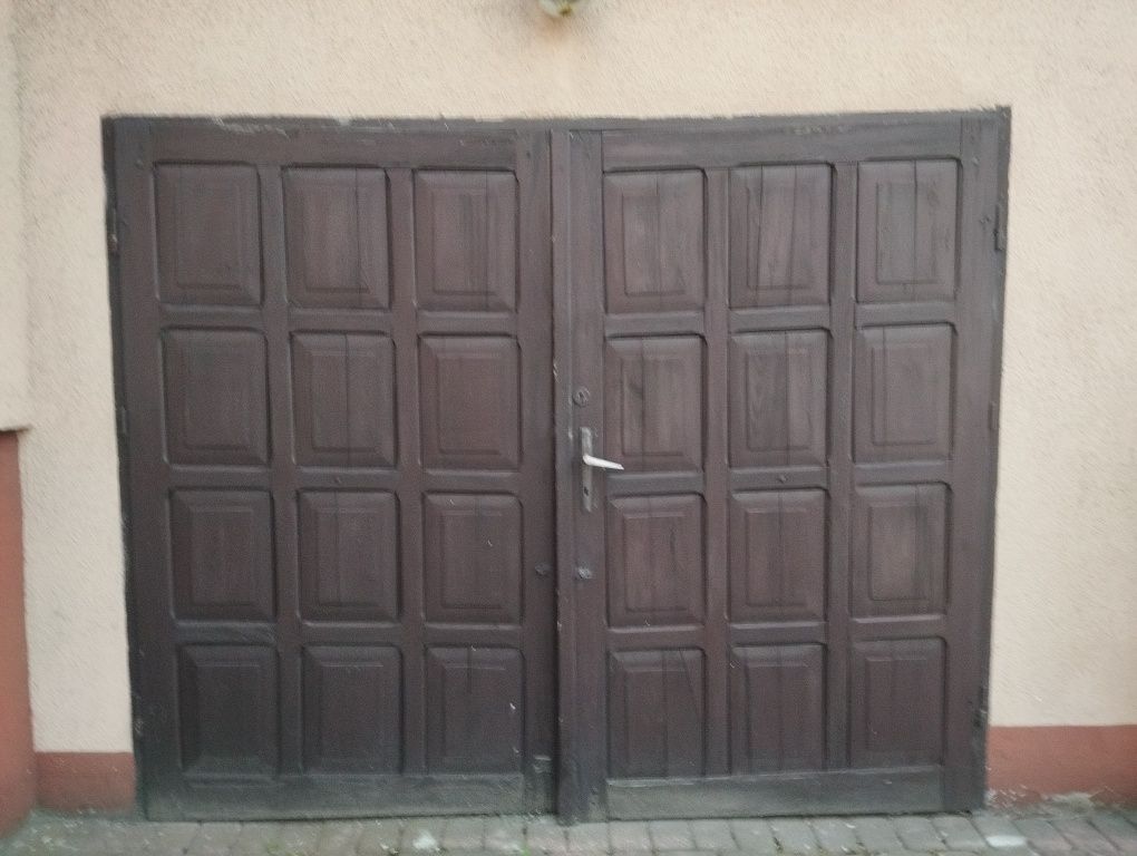 Drzwi garażowe używane dwuskrzydłowe drewniane
