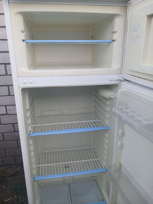 Продам двухкамерный холодильник Indesit