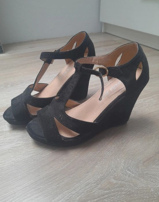 Czarne zamszowe buty na koturnie