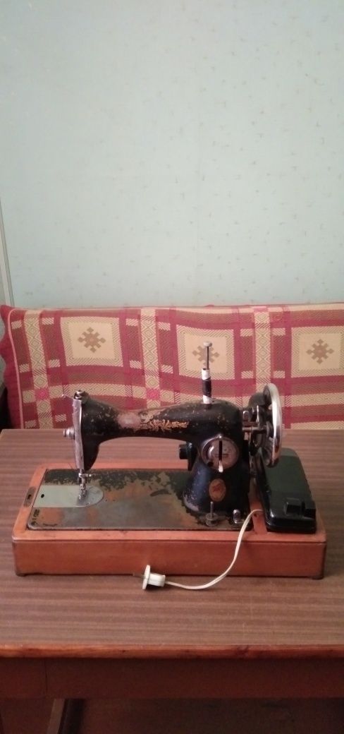 Швейна машинка Подолка з електроприводом