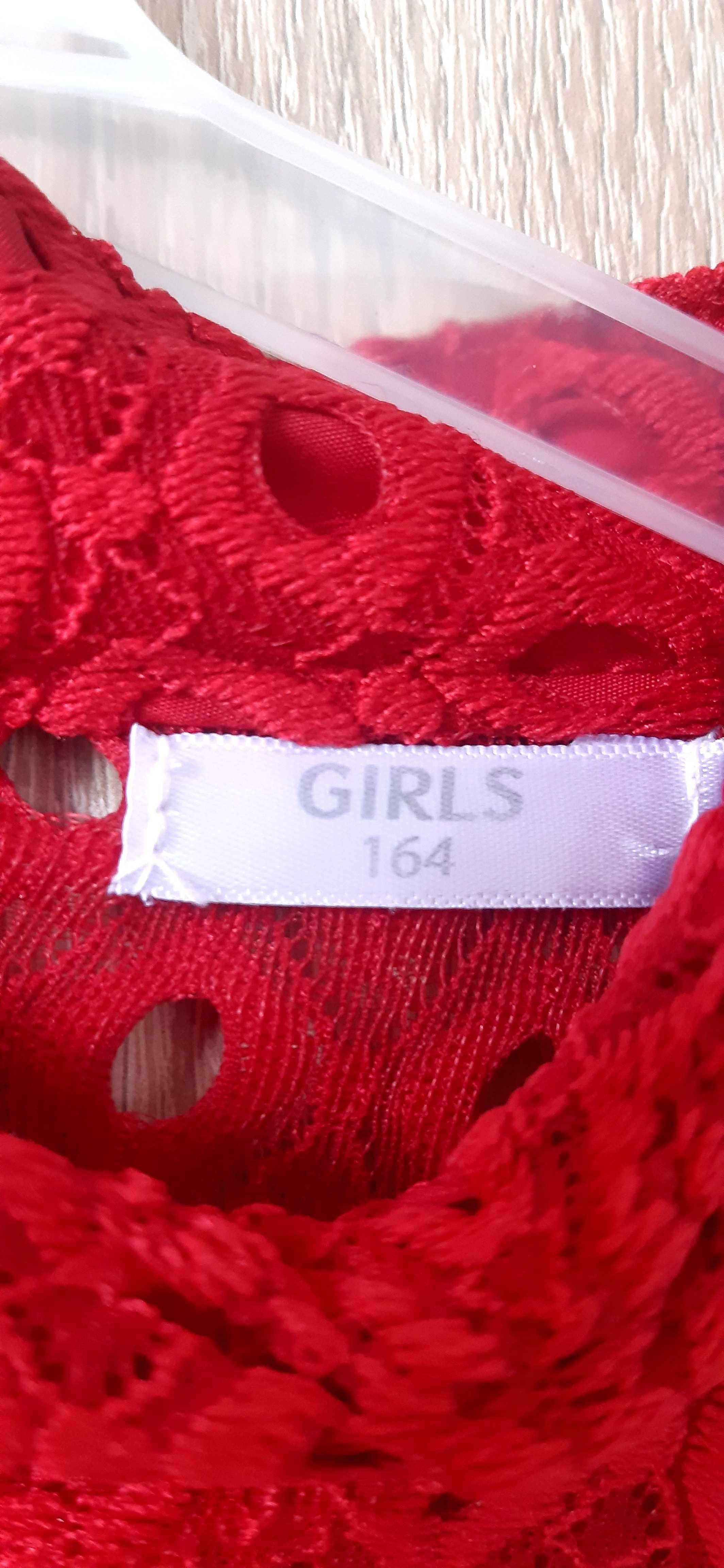 Długa czerwona sukienka we wzory dla dziewczynki