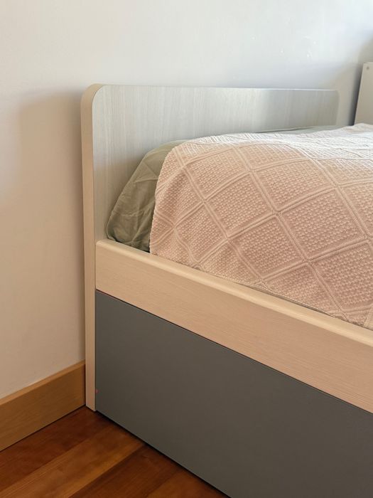 Cama individual do segunda cama em gavetão