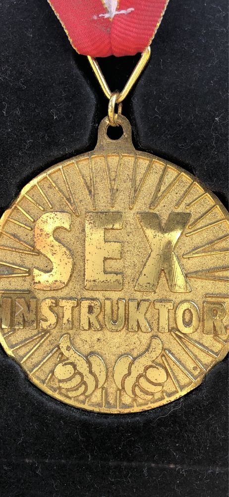 Medal okolicznościowy w metalowym pudełku, jak na zdjęciach.