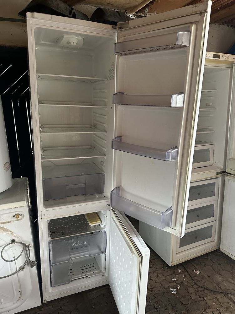 Робочий двохкамерний холодильник