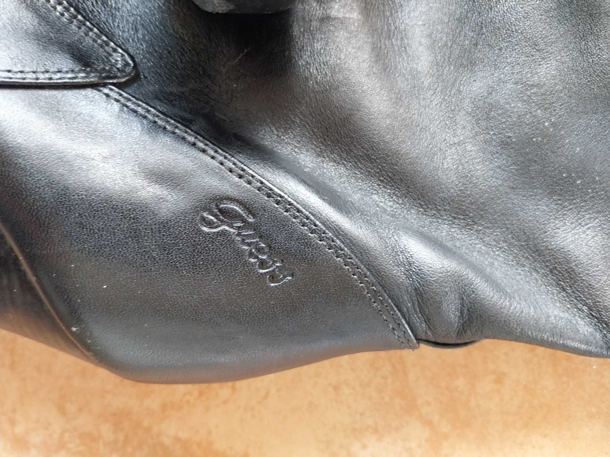 Botas pretas da Gess tamanho verdadeiro