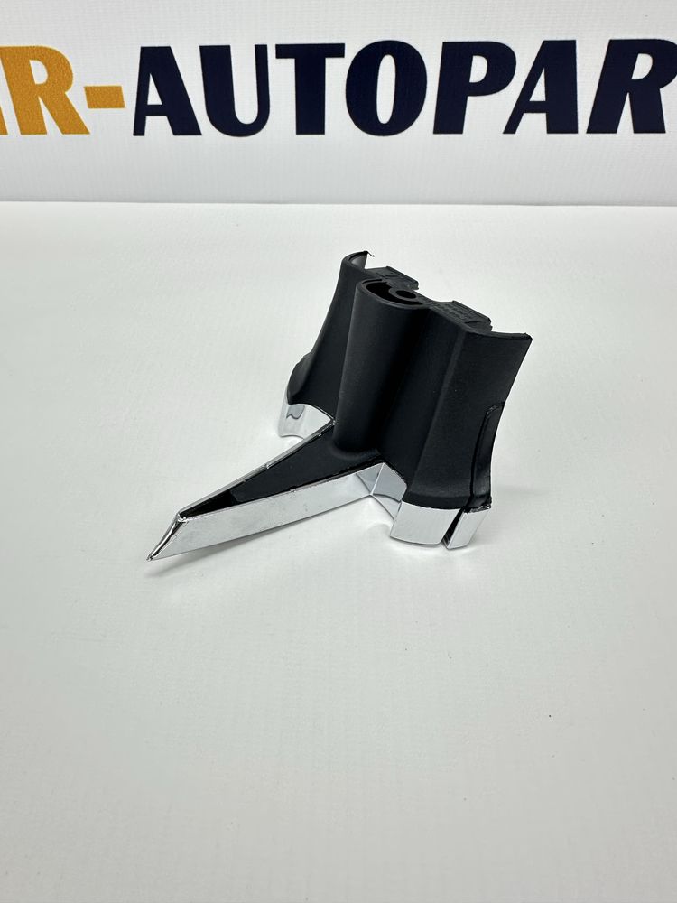 Логотип переднего бампера Tesla Model S 1053686-00-F