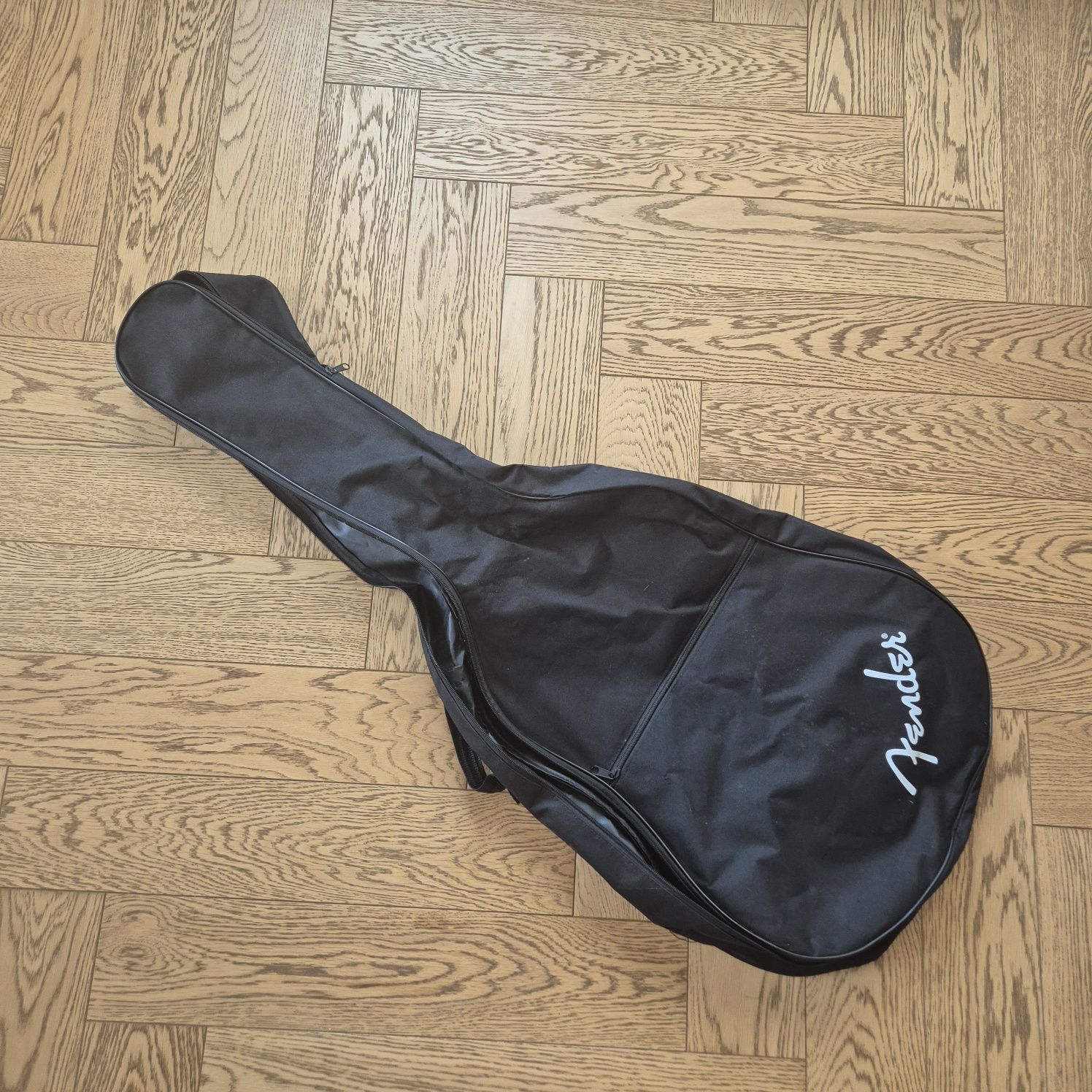 Pokrowiec na gitarę akustyczna Fender jak nowy