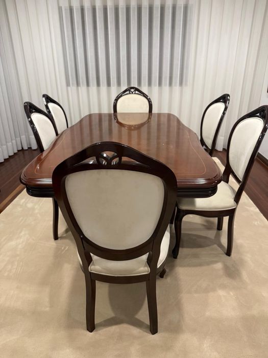 Mesa e cadeiras em veludo