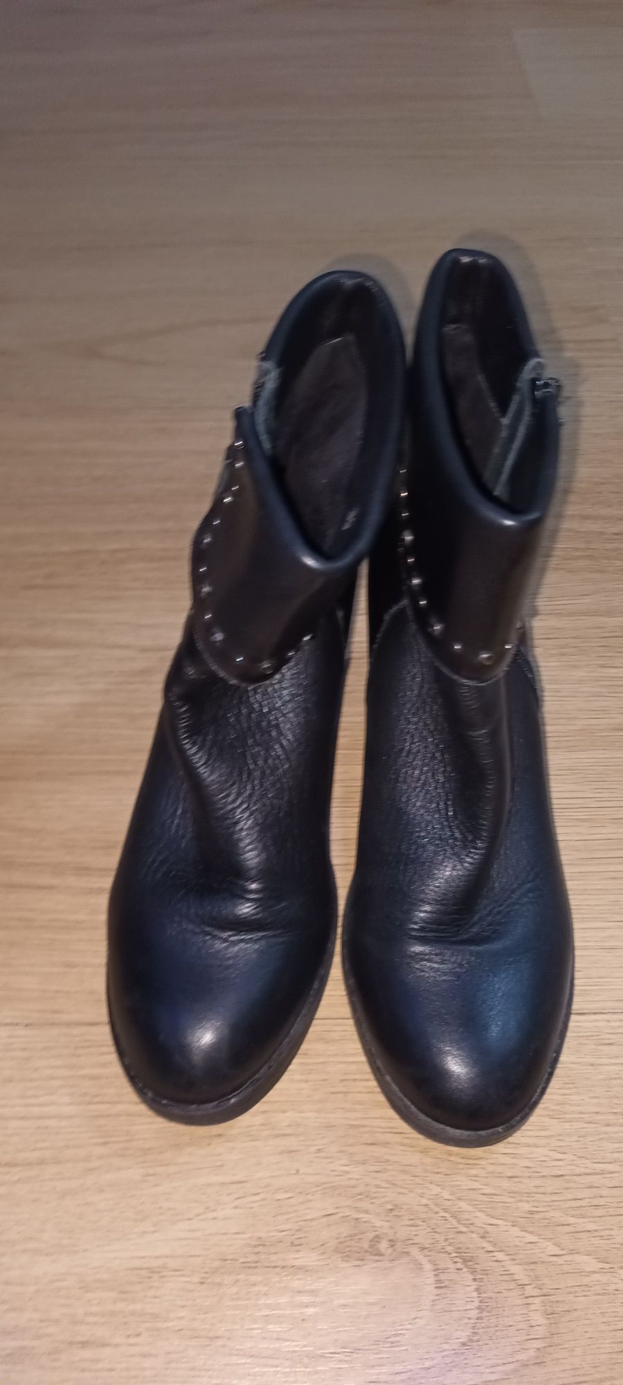 Botas em pele, cor preta, marca Carmela, marca