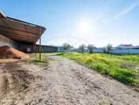 Terreno com instalações agrícolas e armazém