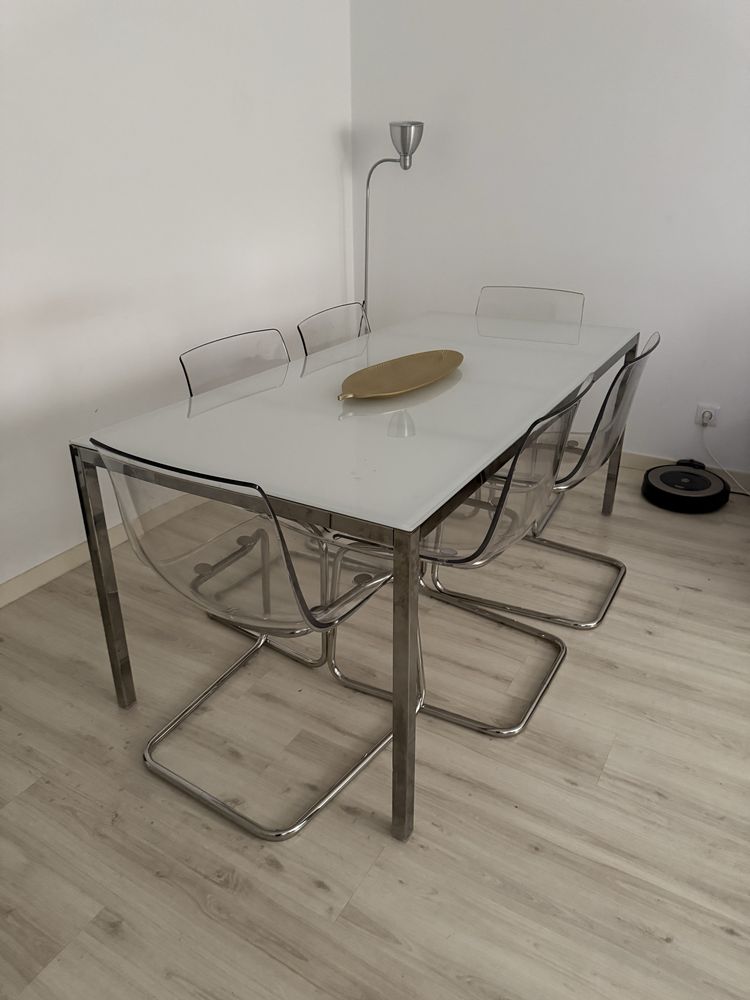 Conjunto de mesa com 6 cadeiras