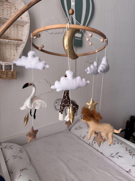 Тримач для мобіля, мобіль та музикальний блок