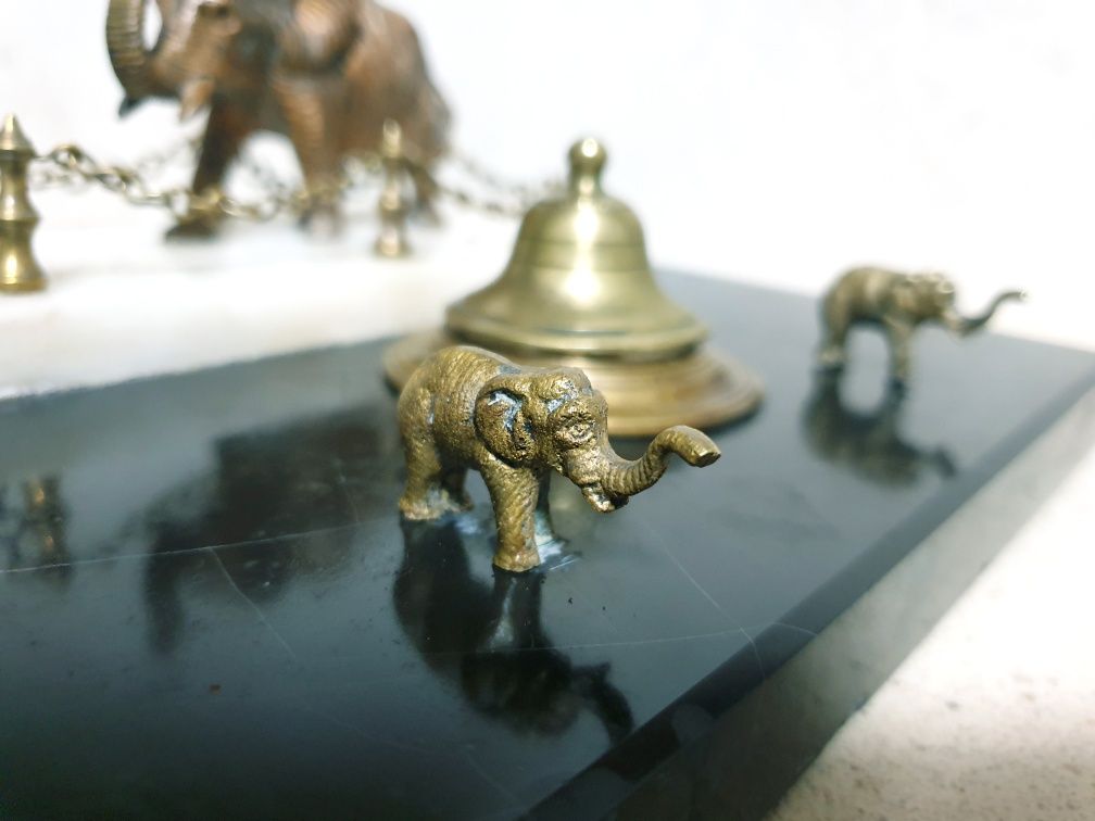 Raro fantástico antigo tinteiro figurativo com elefantes em bronze