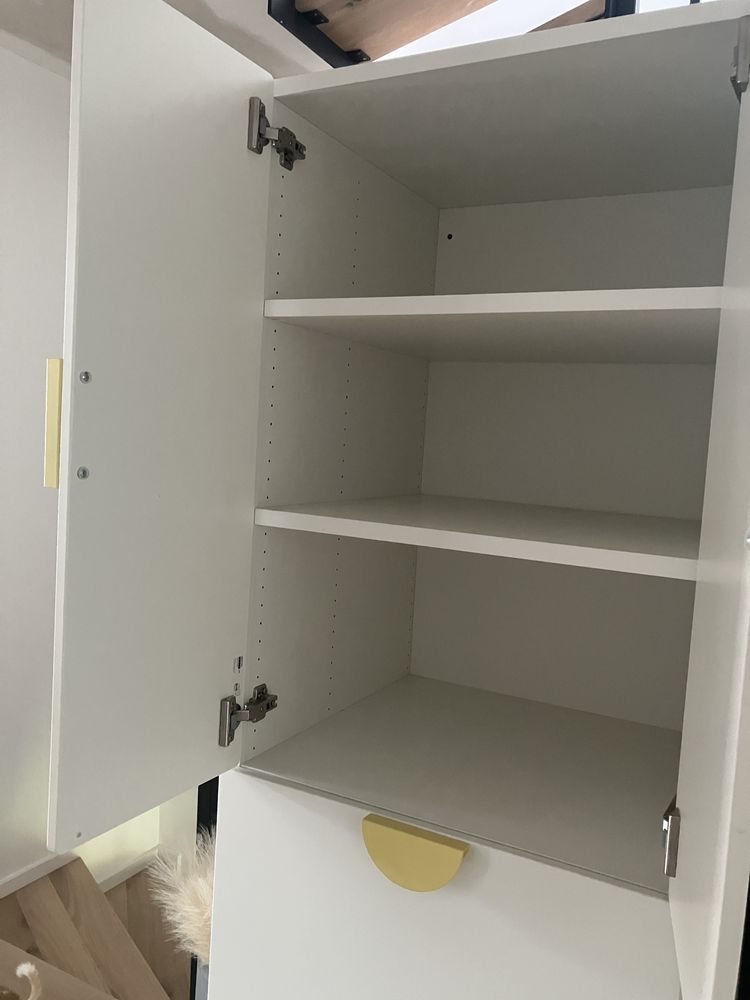 Szafa Smastad Ikea z wysuwaną szufladą i drążkiem