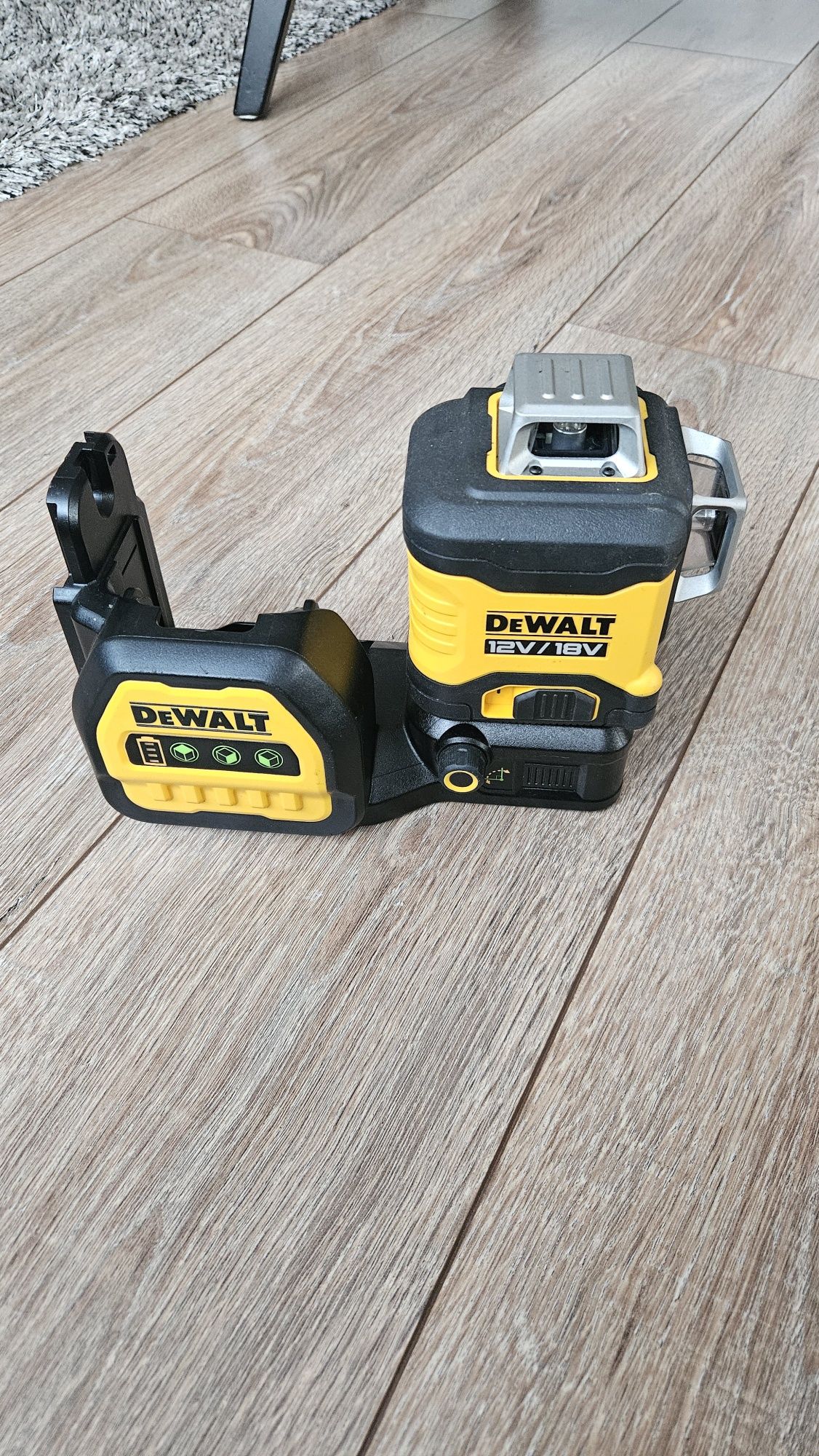 Laser dewalt zielony