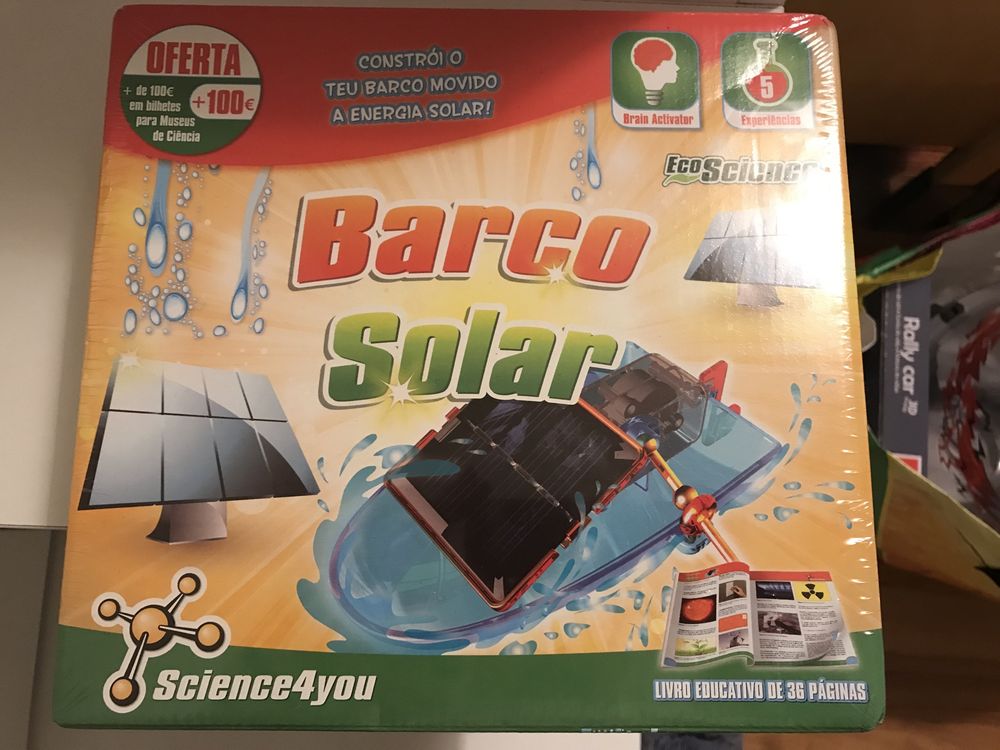 Barco solar novo na embalagem