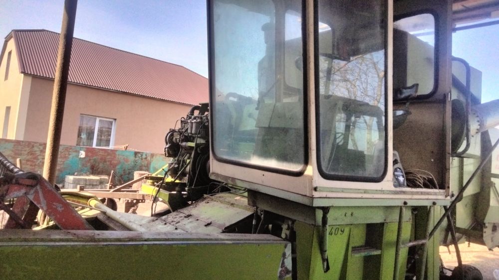 Продаєця комбайн