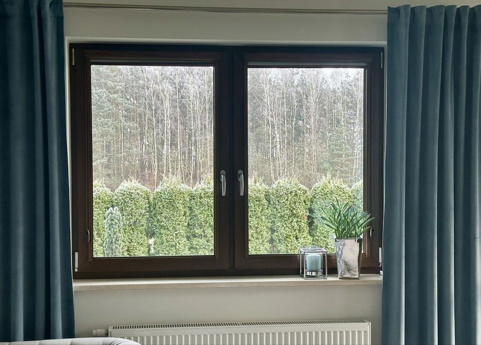 2x Okno 180x130 trzy szyby kolor orzech z roletami
