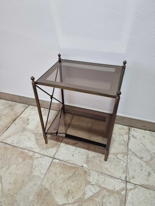 Mesa de Apoio em Vidro Fumado e Estrutura em Metal – Estilo Clássico