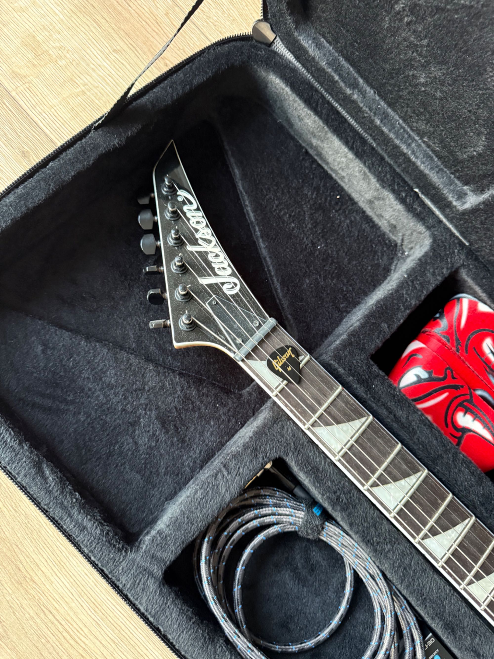 Jackson JS22 Dinky Biała z EMG 81/85 i twardym Case