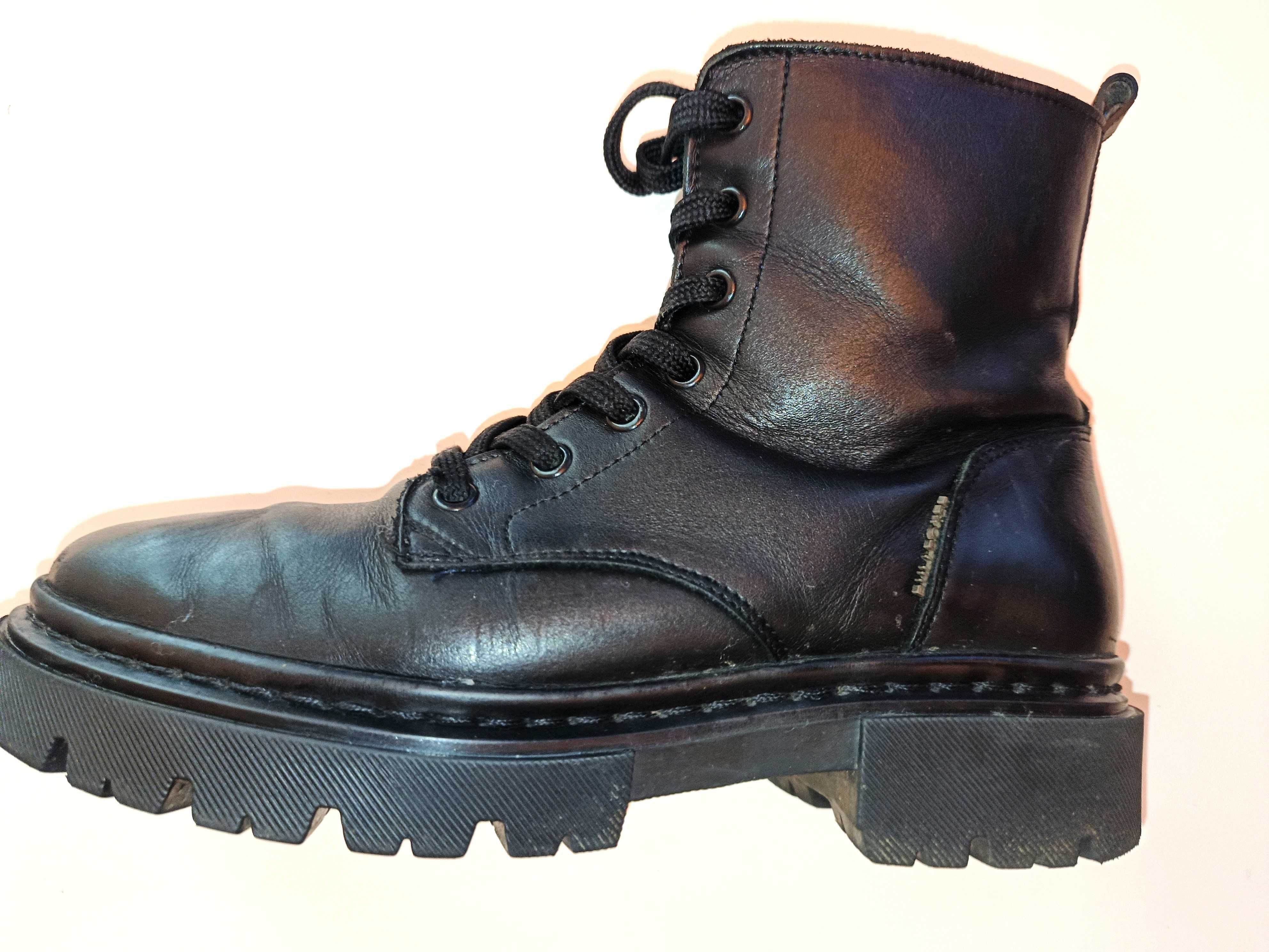Buty typu glany wykonane z czarnej skóry naturalnej, rozmiar 38