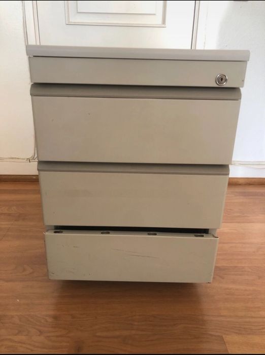 Móvel metálico com três gavetas e rodas