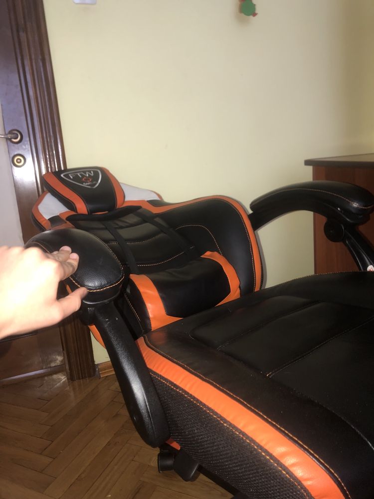 Крісло геймерське, газ ліфт, підніжка, відкидна спинка