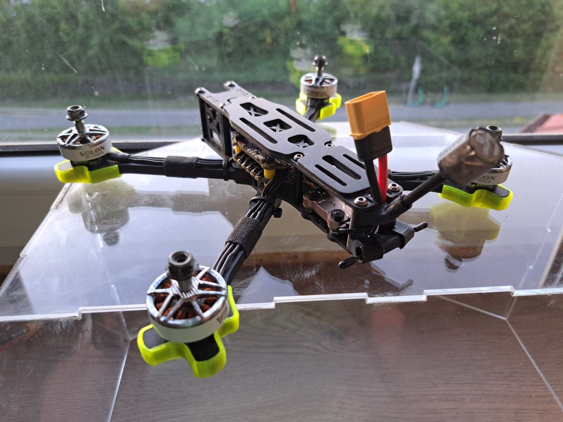 Dron wyścigowy TBS source one v5