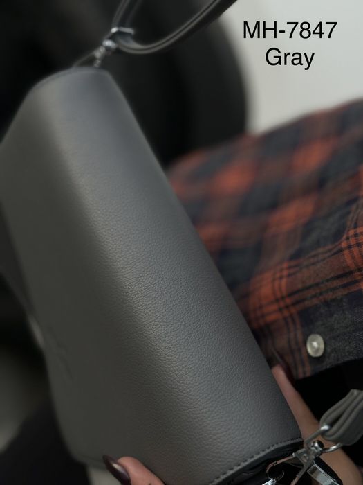 Стильна сумочка в сірому кольорі